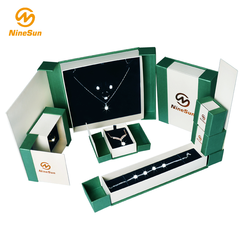 Boîte de bijoux cadeau blanche en carton blanc avec logo imprimé personnalisé